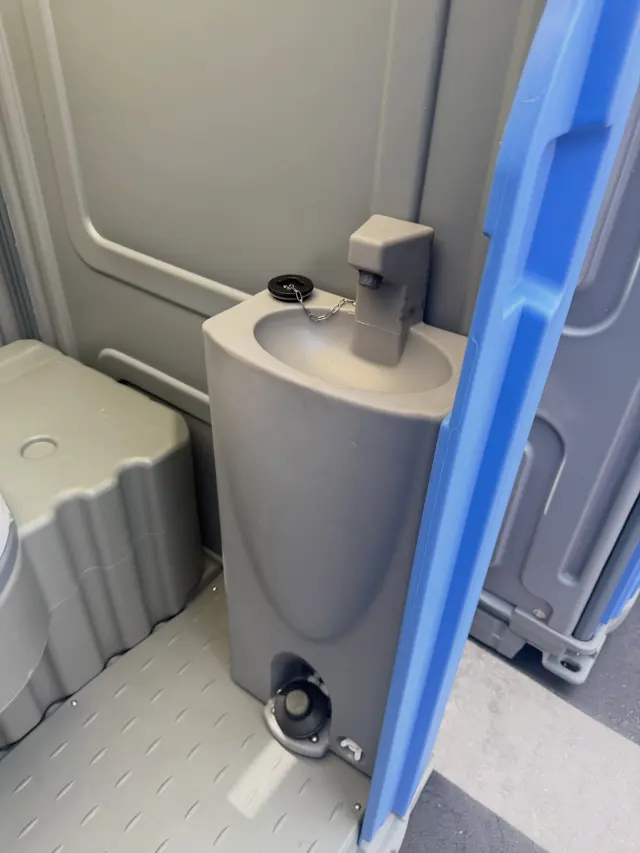 Deluxe & flushing porta potty rentals