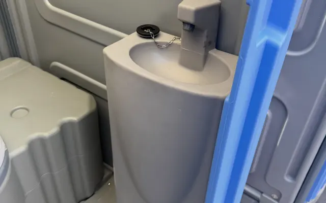 Deluxe & flushing porta potty rentals